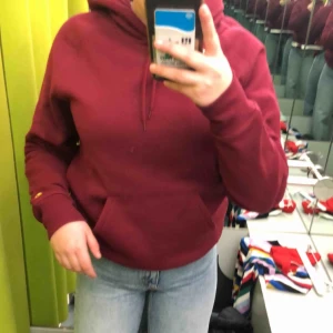  - Hoodie som aldrig kommit till användning, fin vinröd färg. Köparen står för frakt