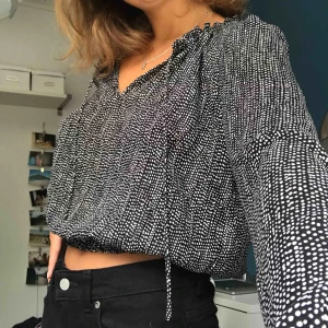 Croppad blus - Suuuperfin crop top blus med valfri knytning i halsen. Resår i midjan och svart/vit prickigt mönster. Köparen står för frakt 🤠