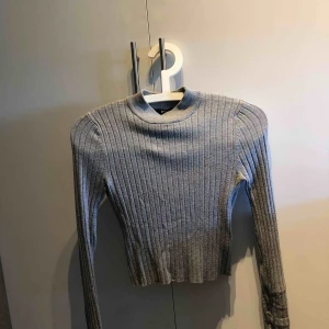  - Stickad, kortare tröja ifrån BikBok Priset är inklusive frakt 