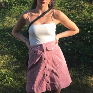  - Rosa kjol från h&m! Använd ett par gånger så den är i fint skick! Frakt tillkommer💓