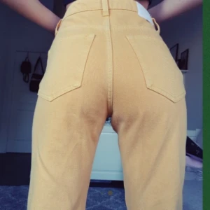  - Finfina weekday jeans i gul brun färg.  Oanvända. Storleken är XS och 24 i midjan 