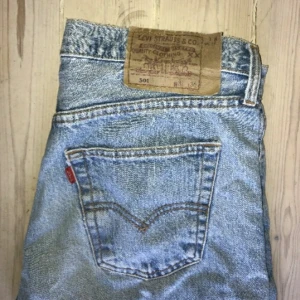  - Ljusblåa Levis!  Modell 501  Dåliga bilder pga min kamera men det är bara att fråga om bättre bilder vid intresse :-)