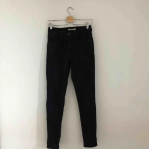  - 721or från Levis i storlek 27. Frakt tillkommer! 