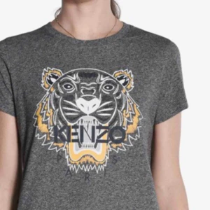  - INTRESSEKOLL!! tänkte kolla om de var någon som var intresserad av en grå och gul t shirt från kenzo äkta köpt för 1100 kr och är i bra skick. Strl L men den är liten i storleken passar ungefär en m / s