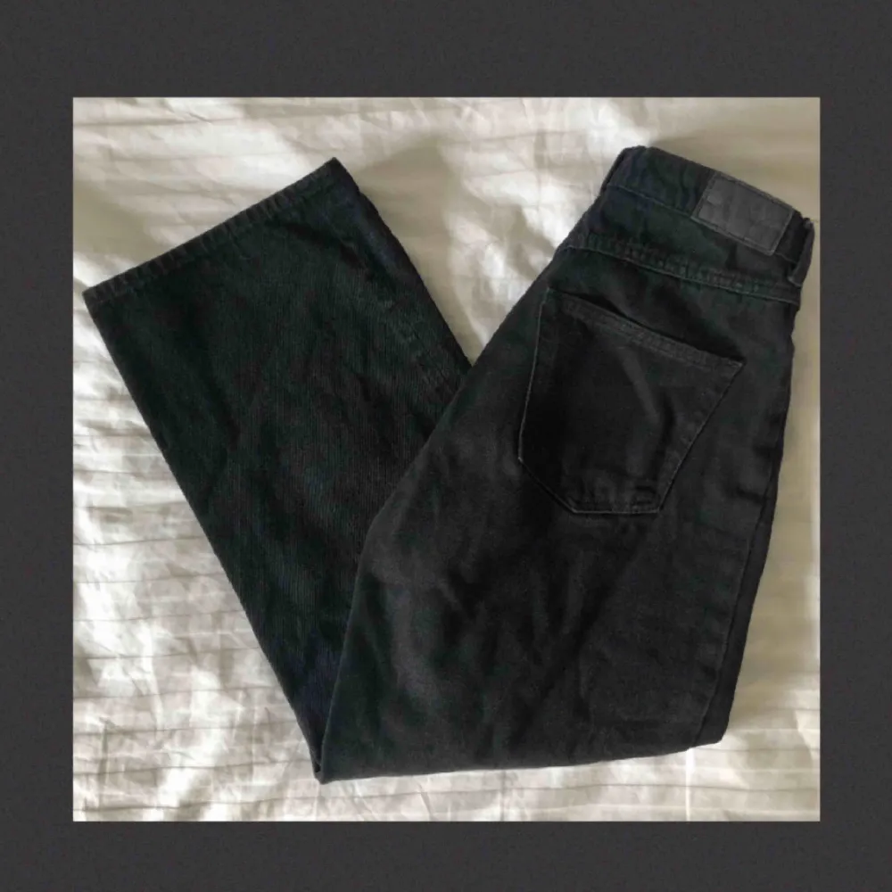 Supersnygga svarta jeans från Monki. Väl använda, därmed något urtvättade, men fortfarande i gott skick och supersnygga! Nypris 400kr. Frakt tillkommer och betalningen sker via Swish.. Jeans & Byxor.