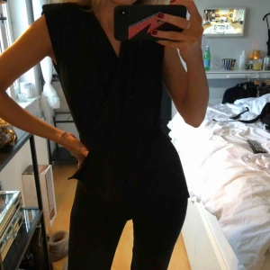  - SÅ snygg jumpsuit, kommer ej till användning tyvärr 🖤 köpare står för frakten 