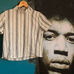  - Fin topp i från monki, i linnematerial. Den är i fint skick, endast använd ett fåtal gånger. Fraktkostnad tillkommer! 