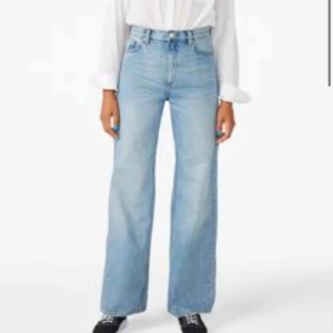  - SKIT SNYGGA byxor från monki i stilen Yoko, använda men bra skick. Färgen ljusblå och stämmer mest in på de två första bilderna JÄTTE TRENDIGA tror inte just denna färg säljs längre . Små revor på insidan lår men syns inte