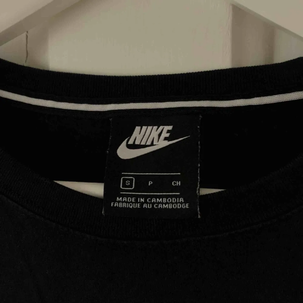 Nike Air croptop   Nyskick - endast använt ett par gånger. . T-shirts.