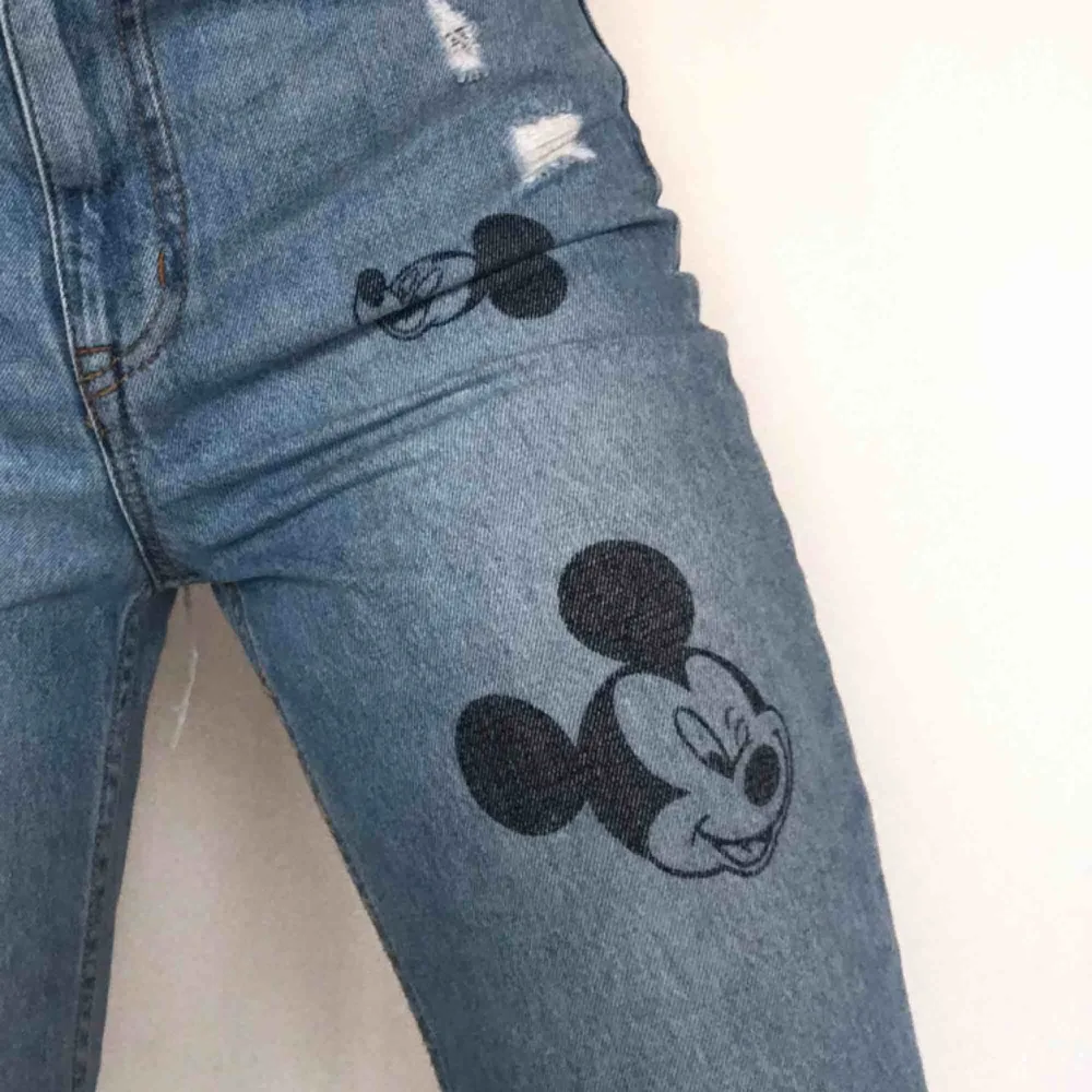 Unika ursnygga jeans med mickey mouse!!! Säljs inte längre i butik och tyvärr har de blivit lite för små på mig. Buda på!!!!. Jeans & Byxor.