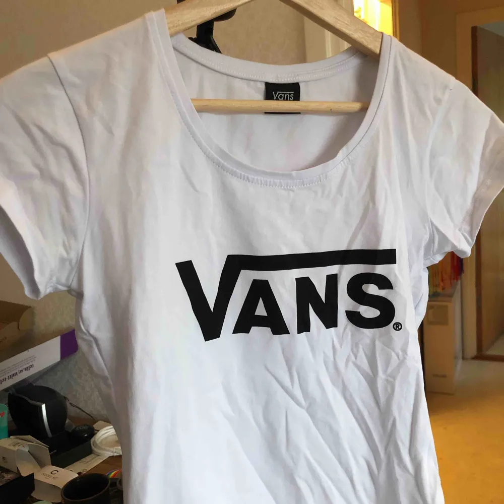 fake vans tshirt, aldrig använd och bra kvalitet för att va fake:). T-shirts.