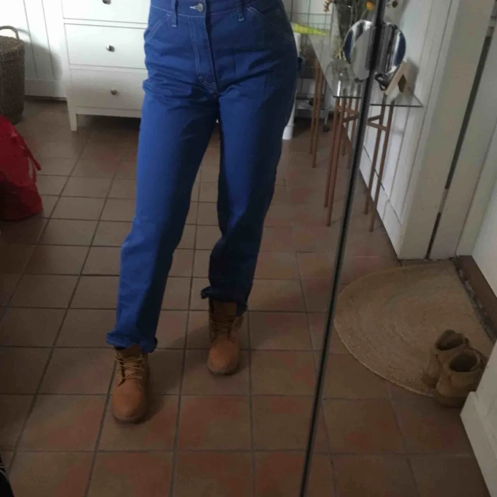 Womens Dickies Cobalt Blue Carpenter Pant köpta på Urban Outfitters i NYC. Använda enstaka gång, är som nya! Midjan är 25 och längden är OS. Jag är ca. 166 cm. Frakt tillkommer alternativt mötas upp i Gbg.. Jeans & Byxor.