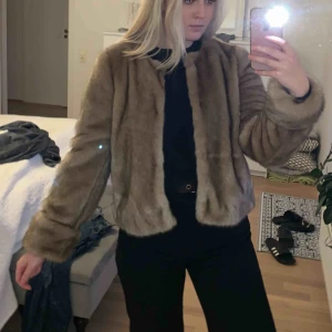  - Jättefin och jätteskön fejk-pälsjacka från Zara! Riktigt skön att ha nu på vintern med mysigt material☺️ Köparen står för leveranskostnaden💕