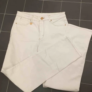  - Höga stretchiga raka vita jeans. Nyskick 