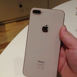  - Säljer min 8 plus guld 64 GB är i mkt bra skick inga repor eller andra skador har haft skal hela tiden , medföljer hörlurar och Laddare , lådan är borta 