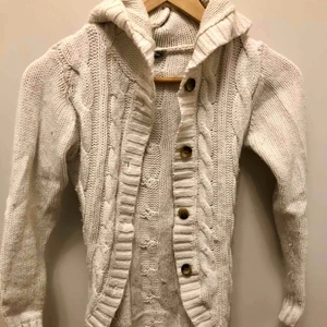 Kofta - Jätte skön och mysig stickad kofta i bra skick. Storlek 152 men funkar för mig med större storlek. Den är inte ett dugg stickig. 