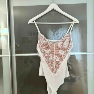  - Spetsbody köpt i Italien!  Helt oanvänd med tags kvar!  Storlek M, 150kr+ frakt! (25kr)