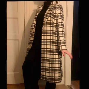  - Skitsnygg kappa från HM, använd fåtal gånger. Bra skick, nypris 1000kr.  Kan möts på Söder, annars står köparen för frakten💋