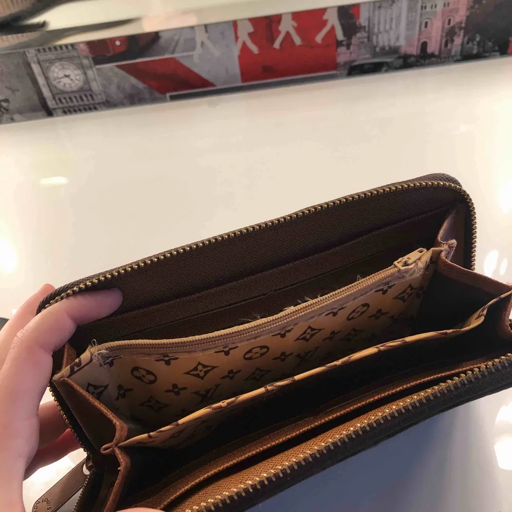 En oäkta Louis Vuitton plånbok. Fint skick . Väskor.