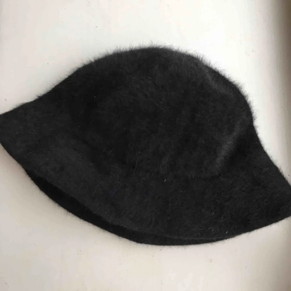 Svart fluffig hatt köpt second hand men nästan aldrig använd och i superfint skick! Frakt 30 kr💕. Accessoarer.