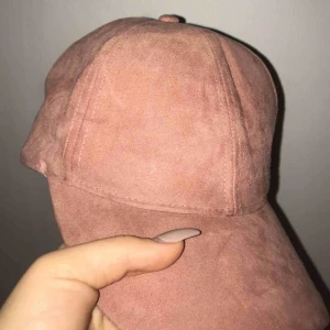  - Mocka gammelrosa keps