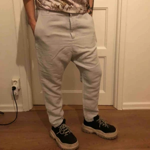  - Ljusa linnebyxor från Hope, sparsamt använda så fint skick. Lite skrynkliga på bilden pga linne och legat nedpackade och oanvända