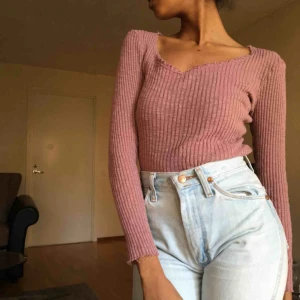  - Söt topp, fin instoppad i byxor. Lite cropped :)