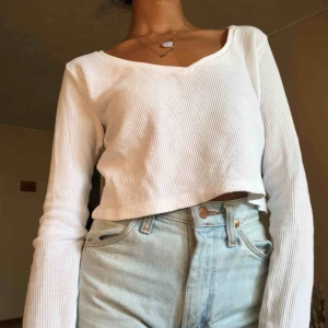  - Långärmad topp från Brandy Melville, den är cropped 💕