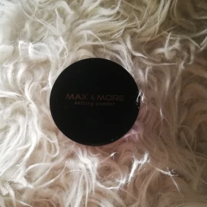  - Säljer nu ett setting powder ifrån MAX&MORE, oanvänt, hör av er vid intresse. 