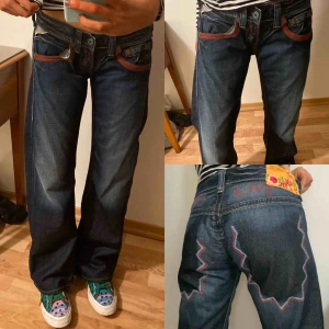  - Byxor från replay. Är strl 31/32 egentligen men sitter bra på mig och brukar ha från 28/29 i midjan. De sitter inte tajt men de ska modellen ej göra. Jag har vanligt vis längd 34 och dessa är toppen i längden! (Är 175)