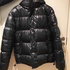  - Vinterjacka från HM med snygg  glansig yta. Använd fåtal gånger 1 säsong, bra skick. Passar M - L, men för mig som har S sitter den snyggt oversized på.