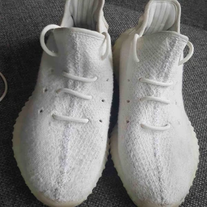  - Yeezy Cream. Stilrena. Använda 3 gånger. Givetvis äkta. Bild på legitimation på begäran. Ingen box tyvärr. Kan postas!   Mvh D