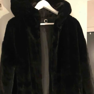  - Fejkpäls från Cubus, inköpt 2018 tror jag. Sista ”knappen” längst ned är trasig. Jättemjuk å myysig!  Köparen står för frakt. 