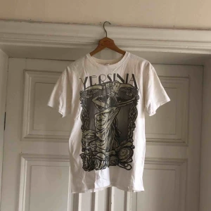  - Yersinia bandtröja. Trevligt använt skick. Urtvättad. Kan hämtas i Uppsala eller skickas mot fraktkostnad 