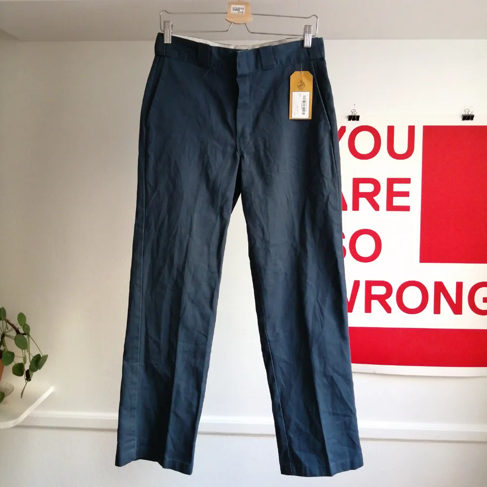 Fina mörkblåa byxor från Dickies i storlek w 32 L 30. Inköpta på beyond retro och de är hela och fina! . Jeans & Byxor.