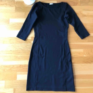  -  Filippa K Klassisk modell, knälång i mörkblå färg, strl Xs. Mycket fint skick, använd 1 gång. Nypris 1600 kr. 495 kr