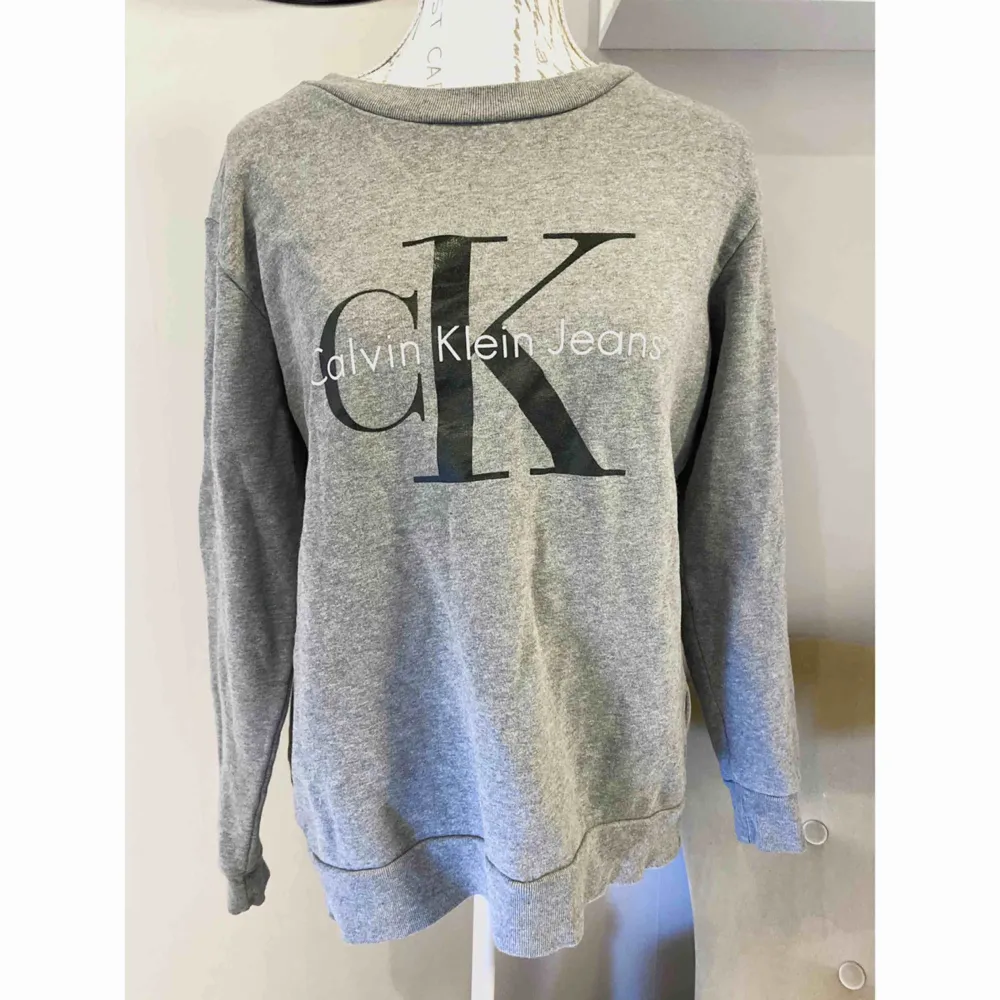 Grå Calvin Klein tröja i storlek S. Är i bra skick, använd max 2-3 gånger. . Tröjor & Koftor.