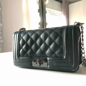  - En super snygg väska från Nelly. I bra skick, förutom att den har tappat lite färg på spännet som du kan se på bild 3🥰