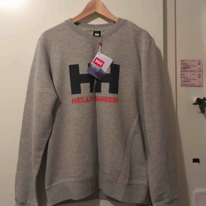  - Ny sweatshirt från Helly Hansen. Jättesnygg men tyvärr för stor för mig. Strl M   Ord.pris 699 kr