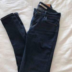Helt nya jeans i stretchigt material! Super skinny är modellen på jeansen, dom är otroligt sköna och sitter perfekt. Låga i midjan och färgen är mörk blå. Köpta på Levis butik.  Storlek: 26 Original pris: 999kr