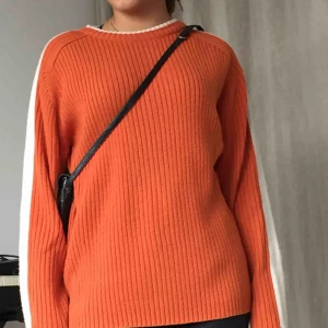  - Snygg tjocktröja med höstiga färger! Kan mötas på söder annars står köparen för frakt💕 