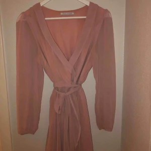  - Ljusrosa klänning, strl 38. Endast använd ett fåtal gånger.