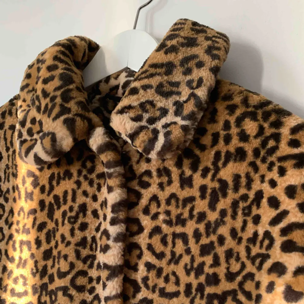 Jätte fin leopard faux fur jacka från Monki i nytt skick, stolek XXS , men modell är oversized . Jackor.