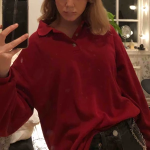  - Snygg oversized röd tröja, välanvänd, köpt på second hand. Några små hål bakom kragen som inte synd när man har på sig den🪐Kan mötas i Stockholm eller så tillkommer frakt😇