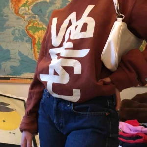  - Säljer min tröja från Wesc! Köpt på beyond retro!Storlek L men skulle säga att den passar de flesta beroende på hur overzized man vill ha! Möts gärna upp i Stockholm vid intresse!!