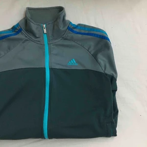  - Adidas tröja! står S men skulle säga att en person med M kan ha den utan problem