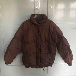  - Jättefin brun pufferjacket/dunjacka från FILA. Passar strl 36.      Obs hål i fodret på båda fickorna! Fickorna går att använda ändå, bild skickas vid önskemål