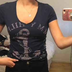  - Fin Tommy hilfiger tshirt, köpt för ca 2 år sedan för ca 300kr. Använd några gånger fortfarande väldigt bra skick. Köparen står för frakten.💓(trycket ska vara så för er som undrar)☺️