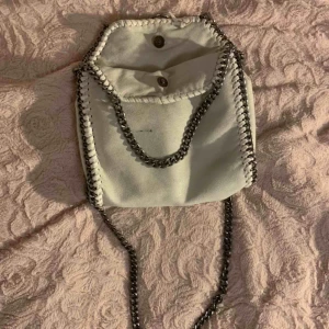  - En fin krämvit färgad väska som är en Stella McCartney imitation. Har lite slitningarna vid spännet och vid snörningen men fungerar utmärkt. 