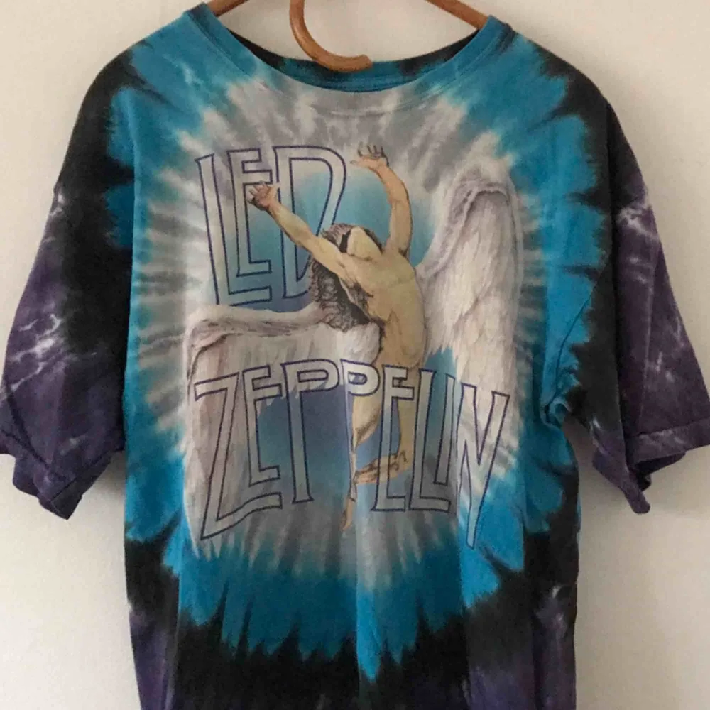 Led Zeppelin Tie-dye tröja! Älskar denna med hela min själ, men är tyvärr inte min stil längre😭 dags att släppa taget. Frakt tillkommer, annars möts jag upp🧚🏼‍♀️. T-shirts.
